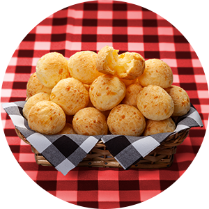 Cesta com pães de queijo