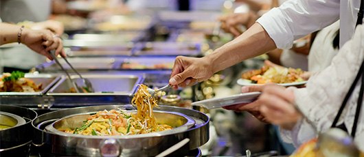 Colaborador se servindo em buffet